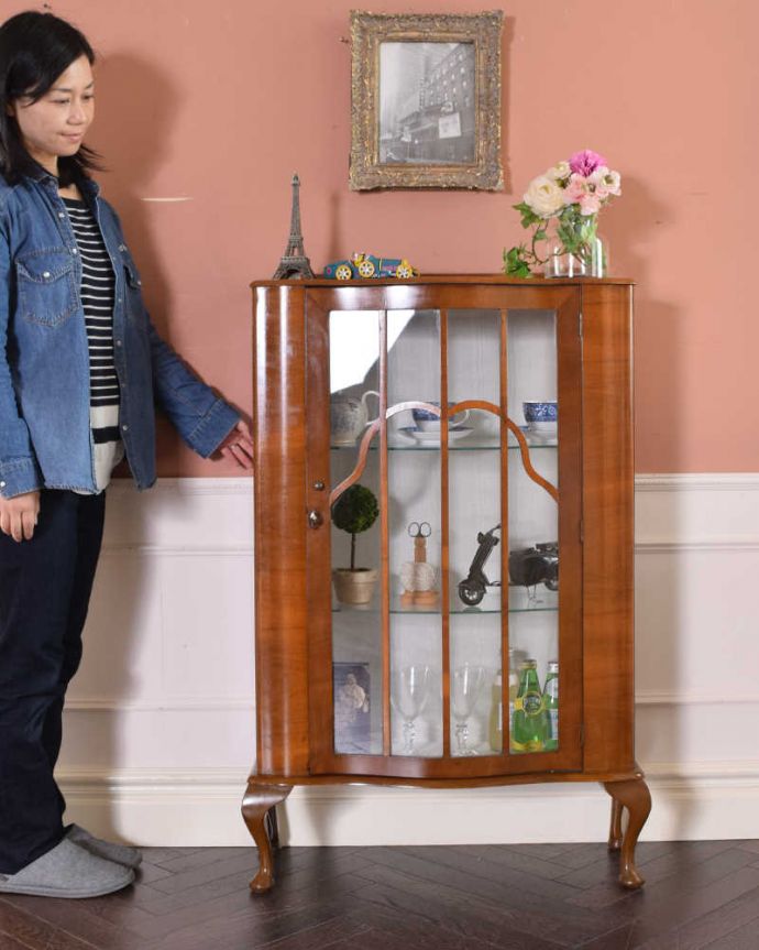 アンティークのキャビネット　アンティーク家具　イギリス輸入のアンティーク家具、天板のデザインも素敵なウォルナット材のガラスキャビネット。どこにでも置けちゃうサイズが魅力のキャビネットちょっとしたスペースがあればどこにでも置けちゃうコンパクトサイズのガラスキャビネット。(q-1441-f)