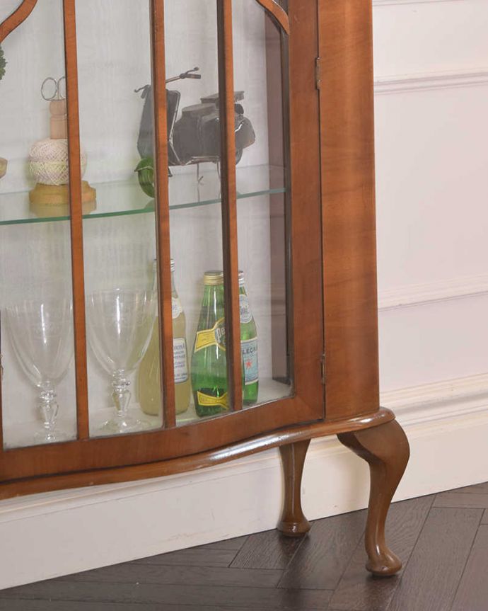 アンティークのキャビネット　アンティーク家具　イギリス輸入のアンティーク家具、天板のデザインも素敵なウォルナット材のガラスキャビネット。ガラス越しに中をのぞいてみると･･･中に入れたものが、なんだかちょっと高級に見えちゃうんです。(q-1441-f)