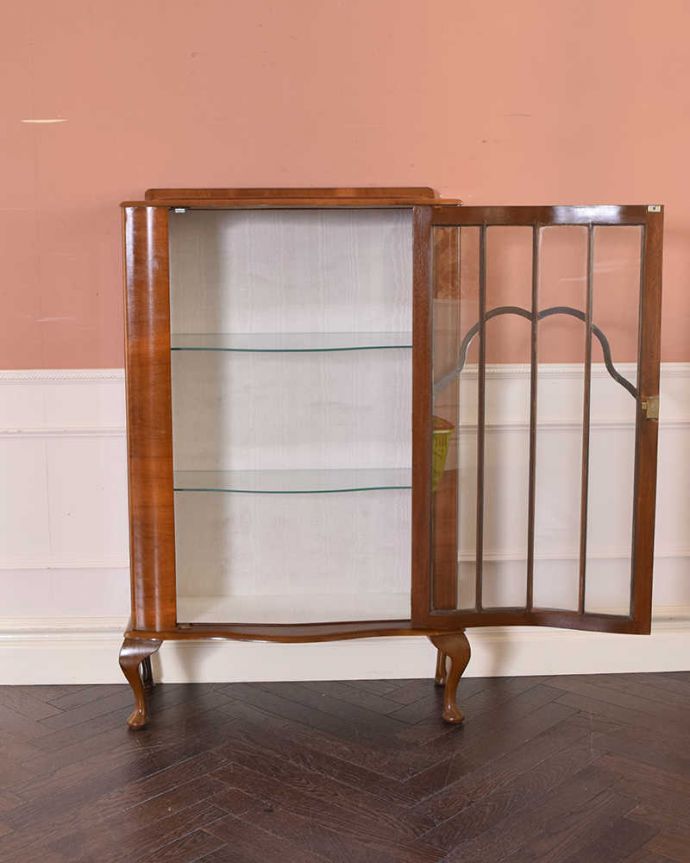 アンティークのキャビネット　アンティーク家具　イギリス輸入のアンティーク家具、天板のデザインも素敵なウォルナット材のガラスキャビネット。扉を開けると、中はこんな感じです職人が背板の生地を新しいもので張り替えてキレイに修復して仕上げました。(q-1441-f)