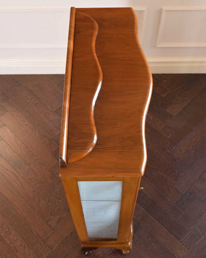 アンティークのキャビネット　アンティーク家具　イギリス輸入のアンティーク家具、天板のデザインも素敵なウォルナット材のガラスキャビネット。上から形を見てみましょうキャビネットの形はこんな感じです。(q-1441-f)