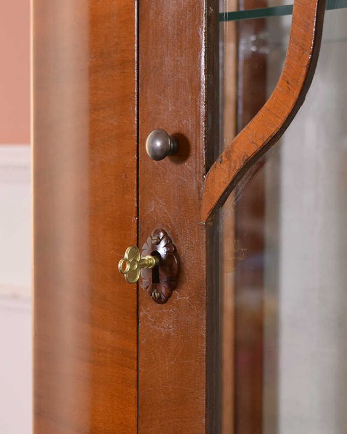 アンティークのキャビネット　アンティーク家具　イギリス輸入のアンティーク家具、天板のデザインも素敵なウォルナット材のガラスキャビネット。開ける度にワクワクアンティークらしくカギが取っ手の代わり。(q-1441-f)