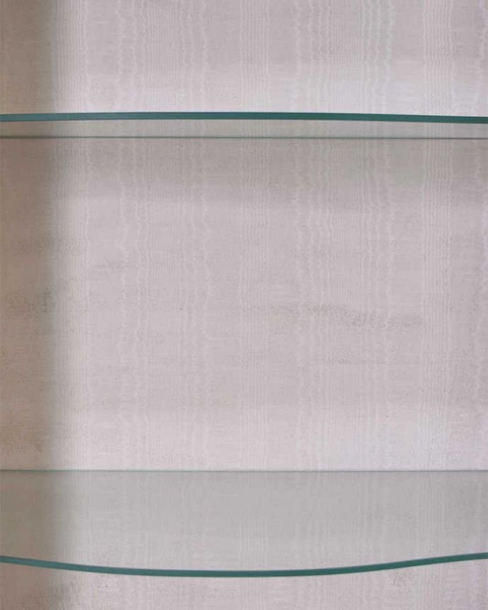 アンティークのキャビネット　アンティーク家具　イギリス輸入のアンティーク家具、天板のデザインも素敵なウォルナット材のガラスキャビネット。新しいものに張り替えました。(q-1441-f)