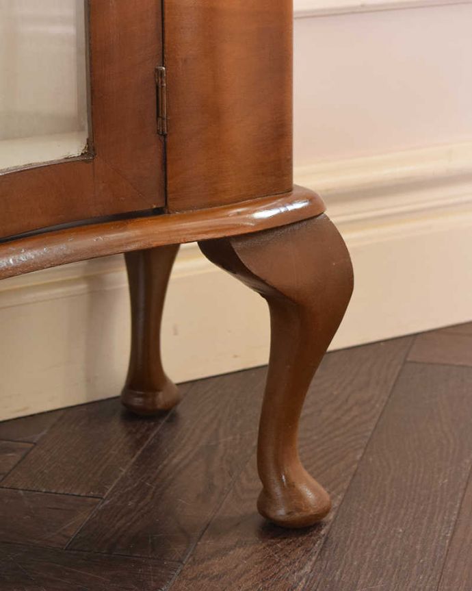 アンティークのキャビネット　アンティーク家具　イギリス輸入のアンティーク家具、天板のデザインも素敵なウォルナット材のガラスキャビネット。女性1人でラクラク運べちゃう仕掛けHandleのアンティークは、脚の裏にフェルトキーパーをお付けしています。(q-1441-f)