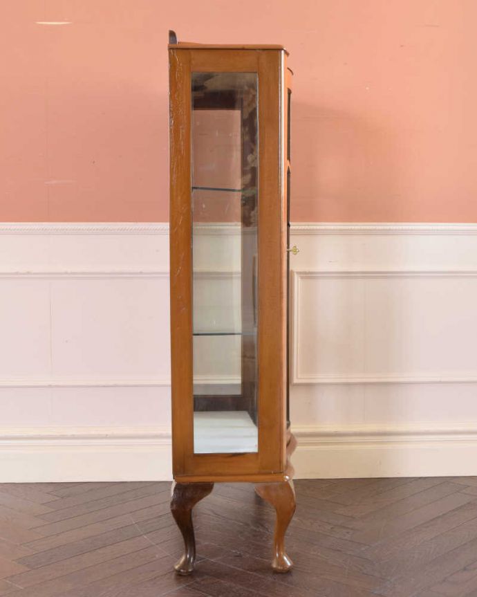 アンティークのキャビネット　アンティーク家具　イギリス輸入のアンティーク家具、天板のデザインも素敵なウォルナット材のガラスキャビネット。横から見ると･･･横面もガラス。(q-1441-f)