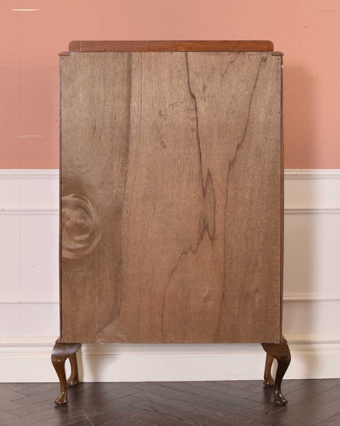 アンティークのキャビネット　アンティーク家具　イギリス輸入のアンティーク家具、天板のデザインも素敵なウォルナット材のガラスキャビネット。修復してあるので後姿もキレイ！アンティークは新品ではないので、もちろん経年変化によるキズはありますが、専門の職人がキレイに修復したので、後ろ姿もキレイです。(q-1441-f)