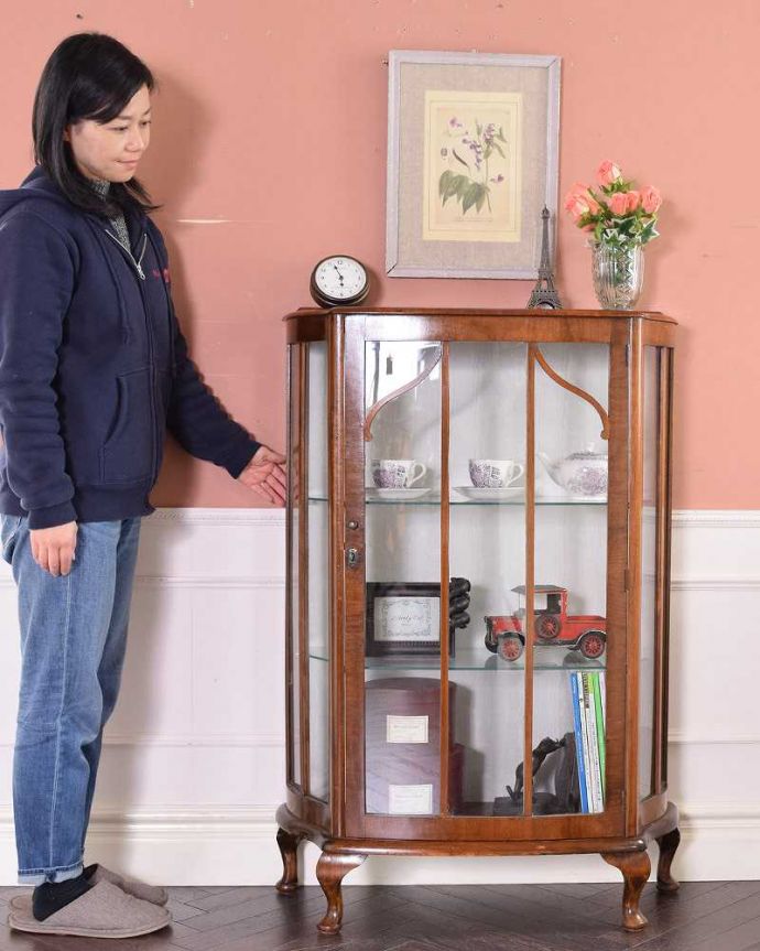 アンティークのキャビネット アンティーク家具 ウォルナット材のアンティーク家具、英国輸入のガラスキャビネット(ショーケース)。どこにでも置けちゃうサイズが魅力のキャビネットちょっとしたスペースがあればどこにでも置けちゃうコンパクトサイズのガラスキャビネット。(q-1442-f)