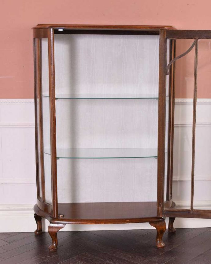 アンティークのキャビネット アンティーク家具 ウォルナット材のアンティーク家具、英国輸入のガラスキャビネット(ショーケース)。扉を開けると、中はこんな感じです職人が背板の生地を新しいもので張り替えてキレイに修復して仕上げました。(q-1442-f)