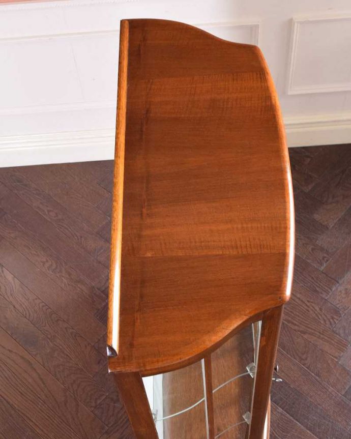 アンティークのキャビネット アンティーク家具 ウォルナット材のアンティーク家具、英国輸入のガラスキャビネット(ショーケース)。上から形を見てみましょうキャビネットの形はこんな感じです。(q-1442-f)