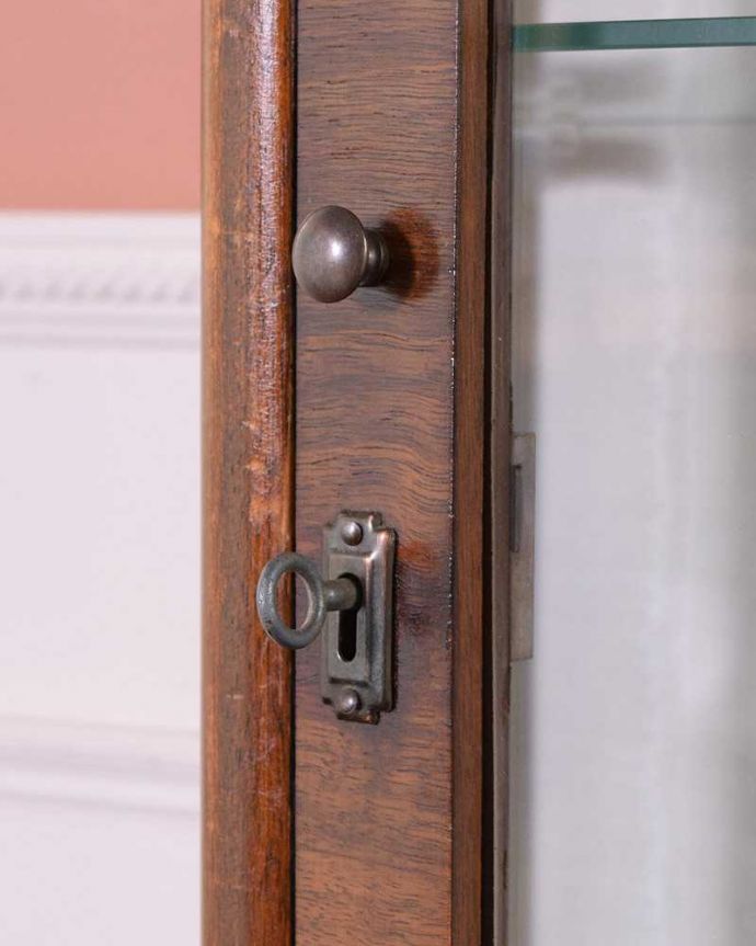 アンティークのキャビネット アンティーク家具 ウォルナット材のアンティーク家具、英国輸入のガラスキャビネット(ショーケース)。開ける度にワクワク取っ手もアンティークらしいデザイン。(q-1442-f)