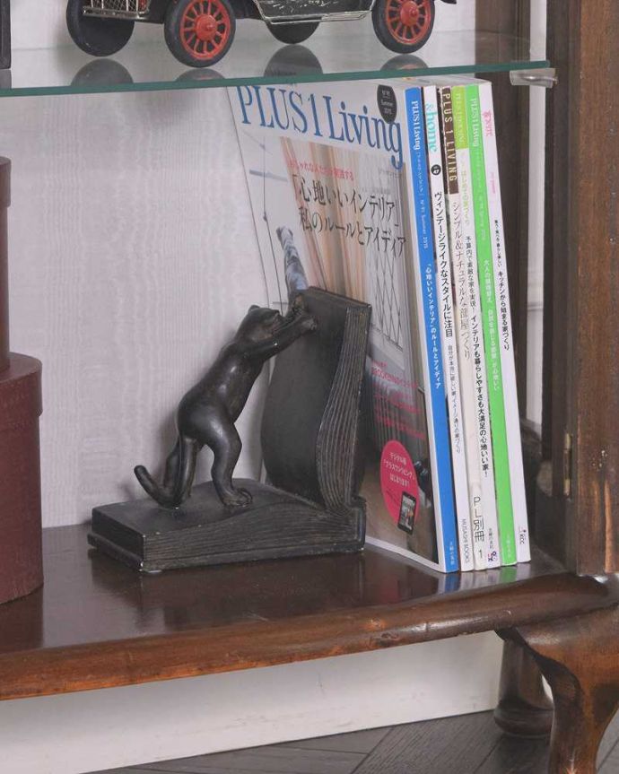 アンティークのキャビネット アンティーク家具 ウォルナット材のアンティーク家具、英国輸入のガラスキャビネット(ショーケース)。扉の中は収納たっぷりA4サイズの雑誌までしっかり収納出来ちゃう大きさ。(q-1442-f)