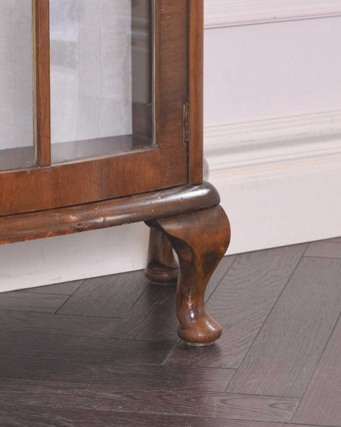 アンティークのキャビネット アンティーク家具 ウォルナット材のアンティーク家具、英国輸入のガラスキャビネット(ショーケース)。女性1人でラクラク運べちゃう仕掛けHandleのアンティークは、脚の裏にフェルトキーパーをお付けしています。(q-1442-f)