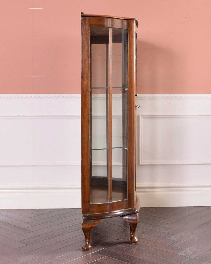 アンティークのキャビネット アンティーク家具 ウォルナット材のアンティーク家具、英国輸入のガラスキャビネット(ショーケース)。横から見ると・・・横面もガラス。(q-1442-f)