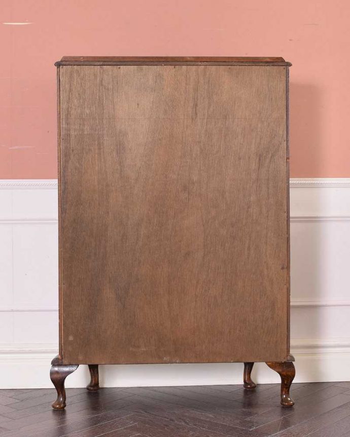 アンティークのキャビネット アンティーク家具 ウォルナット材のアンティーク家具、英国輸入のガラスキャビネット(ショーケース)。修復してあるので後姿もキレイ!アンティークは新品ではないので、もちろん経年変化によるキズはありますが、専門の職人がキレイに修復したので、後ろ姿もキレイです。(q-1442-f)