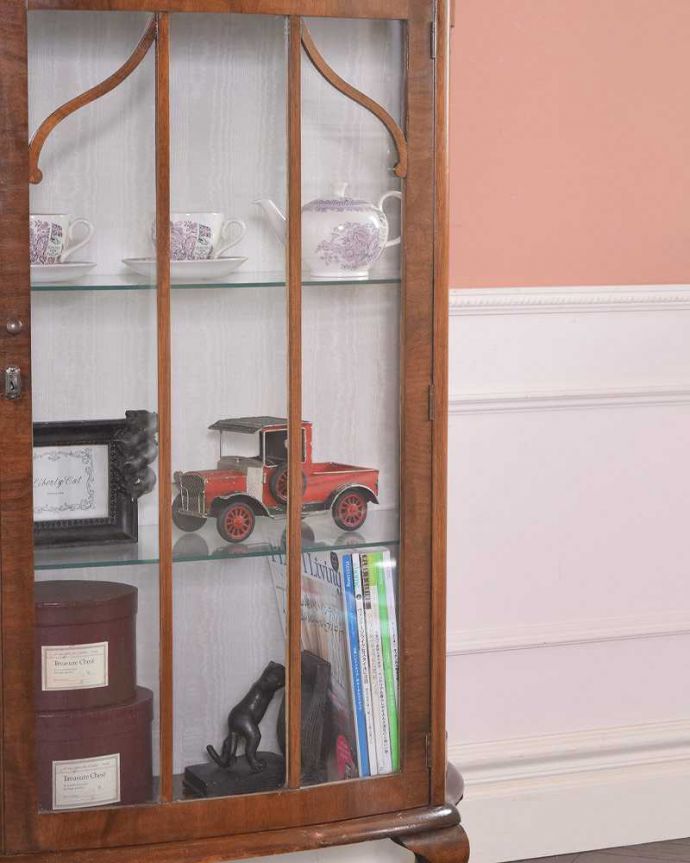 アンティークのキャビネット アンティーク家具 ウォルナット材のアンティーク家具、英国輸入のガラスキャビネット(ショーケース)。ガラス越しに中をのぞいてみると・・・中に入れたものが、なんだかちょっと高級に見えちゃうんです。(q-1442-f)