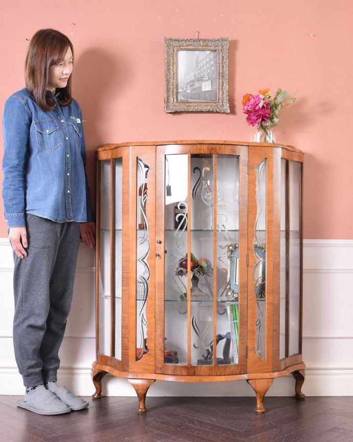 アンティークのキャビネット　アンティーク家具　英国輸入のアンティーク家具、美しいハーフムーンのガラスキャビネット（飾り棚）。キラキラな毎日が過ごせるガラスのキャビネットガラス面に描かれたキラキラの絵が美しいガラスのキャビネット。(q-1443-f)