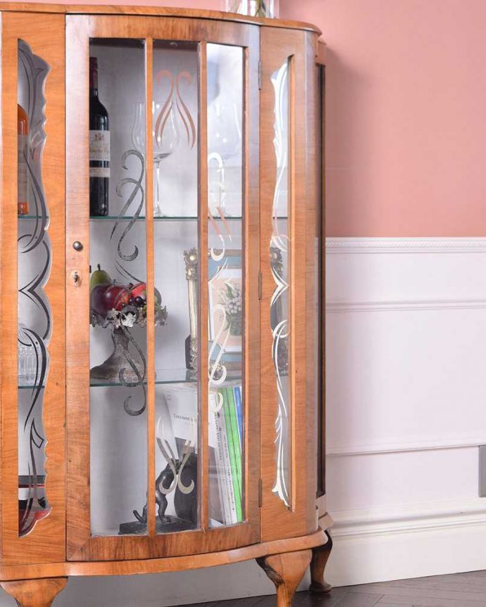 アンティークのキャビネット　アンティーク家具　英国輸入のアンティーク家具、美しいハーフムーンのガラスキャビネット（飾り棚）。ガラスに描かれたキラキラ輝く絵キラキラに輝く絵が描かれたガラス扉越しに中をのぞくと、中に入れたものが全部が宝物に見えてきます。(q-1443-f)