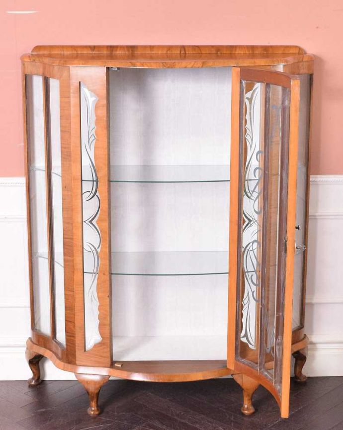 アンティークのキャビネット　アンティーク家具　英国輸入のアンティーク家具、美しいハーフムーンのガラスキャビネット（飾り棚）。扉を開けて中を見てみると…背板は新しい生地に張り替えました。(q-1443-f)