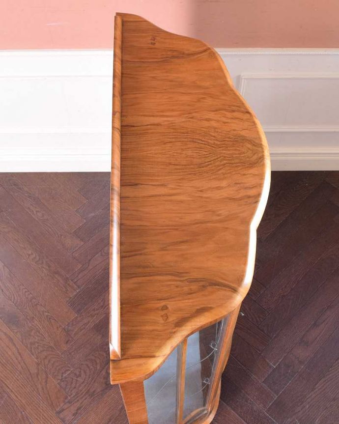 アンティークのキャビネット　アンティーク家具　英国輸入のアンティーク家具、美しいハーフムーンのガラスキャビネット（飾り棚）。こんな形をしたキャビネットです。(q-1443-f)