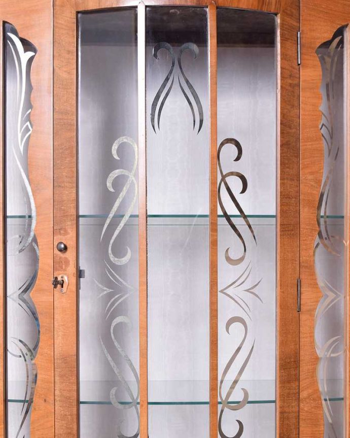 アンティークのキャビネット　アンティーク家具　英国輸入のアンティーク家具、美しいハーフムーンのガラスキャビネット（飾り棚）。キレイに残っていてくれましたガラスに描かれている絵は剥がれているものが多いんだけれど、この子はしっかりキレイに残っていてくれました。(q-1443-f)