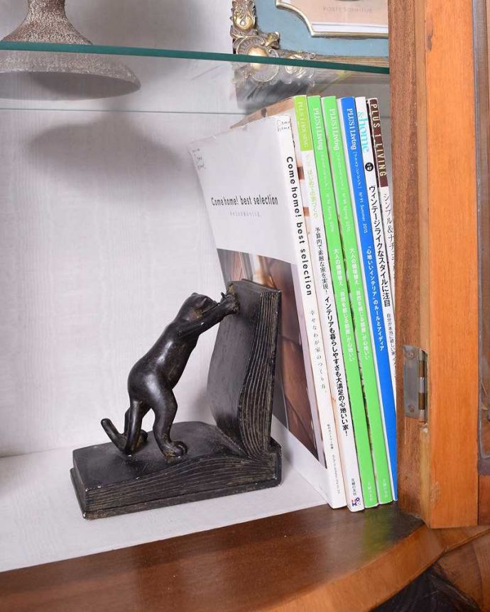 アンティークのキャビネット　アンティーク家具　英国輸入のアンティーク家具、美しいハーフムーンのガラスキャビネット（飾り棚）。扉の中は収納たっぷりA4サイズの雑誌までしっかり収納出来ちゃう大きさ。(q-1443-f)