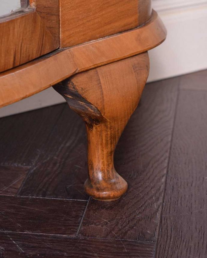 アンティークのキャビネット　アンティーク家具　英国輸入のアンティーク家具、美しいハーフムーンのガラスキャビネット（飾り棚）。女性１人でもラクに運べちゃうヒミツHandleのアンティークは、脚の裏にフェルトキーパーをお付けしているので、床を滑らせれば女性でも移動がカンタンに出来ます！。(q-1443-f)