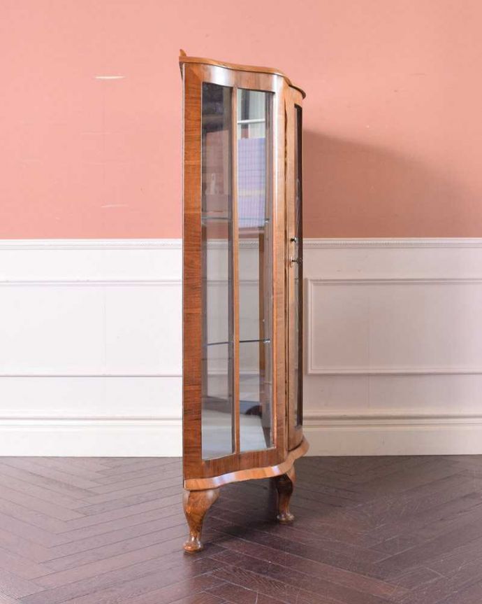 アンティークのキャビネット　アンティーク家具　英国輸入のアンティーク家具、美しいハーフムーンのガラスキャビネット（飾り棚）。サイドからもたっぷりの光背板の部分以外は全てガラス。(q-1443-f)