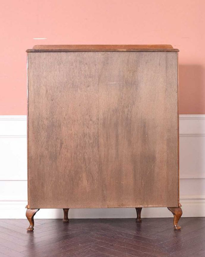 アンティークのキャビネット　アンティーク家具　英国輸入のアンティーク家具、美しいハーフムーンのガラスキャビネット（飾り棚）。キレイに修復しました！アンティークは新品ではないので、経年変化によるキズはありますが、専門の職人がキレイにお直しをしているので、後ろ姿もキレイです。(q-1443-f)