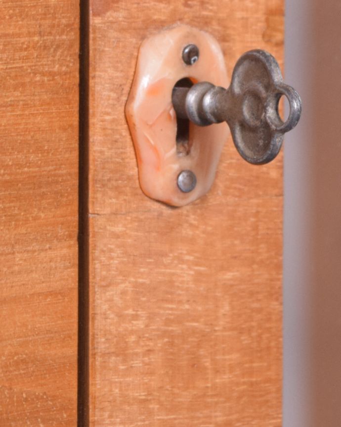 アンティークのキャビネット　アンティーク家具　英国輸入のアンティーク家具、美しいハーフムーンのガラスキャビネット（飾り棚）。開ける度にワクワクする取っ手鍵が取っ手になっているので、中を開ける度にまるで宝箱を開ける気分です。(q-1443-f)