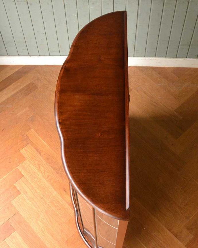 アンティークのキャビネット　アンティーク家具　美しいガラス扉のアンティーク家具、チューリップ模様のガラスキャビネット（飾り棚）。上から見るとよく分かるハーフムーンの形キャビネットを上から見てみるとこんな感じの半月型。(q-1444-f)