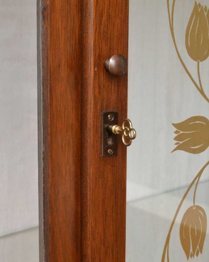 アンティークのキャビネット　アンティーク家具　美しいガラス扉のアンティーク家具、チューリップ模様のガラスキャビネット（飾り棚）。開ける度にワクワク･･･ カギを使って扉を開ける度に、まるで宝箱を開けるみたいです。(q-1444-f)