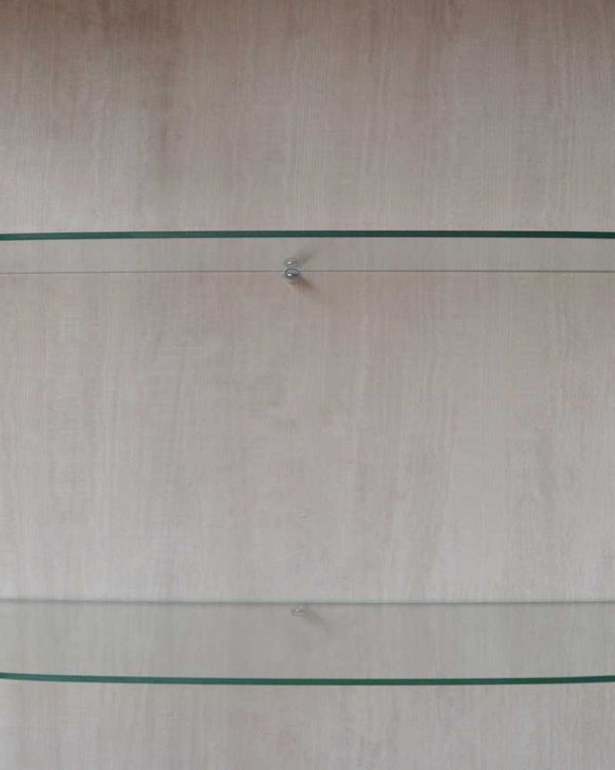 アンティークのキャビネット　アンティーク家具　美しいガラス扉のアンティーク家具、チューリップ模様のガラスキャビネット（飾り棚）。新しく貼り替えましたキャビネットの表情に合わせて、背板の生地をセレクト。(q-1444-f)