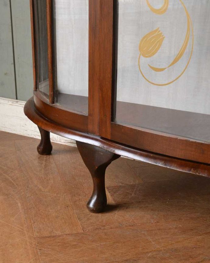 アンティークのキャビネット　アンティーク家具　美しいガラス扉のアンティーク家具、チューリップ模様のガラスキャビネット（飾り棚）。女性1人でラクラク運べちゃう仕掛けHandleのアンティークは、脚の裏にフェルトキーパーをお付けしています。(q-1444-f)