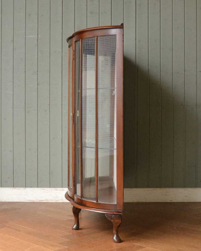 アンティークのキャビネット　アンティーク家具　美しいガラス扉のアンティーク家具、チューリップ模様のガラスキャビネット（飾り棚）。180度どこからでも中が見れちゃうグルっと180度、どの角度からでも中が見れるハーフムーン型。(q-1444-f)