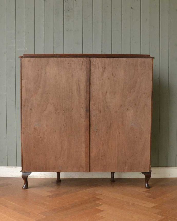 アンティークのキャビネット　アンティーク家具　美しいガラス扉のアンティーク家具、チューリップ模様のガラスキャビネット（飾り棚）。もちろん後姿もキレイですアンティークは新品ではないので、もちろん経年変化によるキズはありますが、専門の職人がしっかり修復しているので後ろ姿までキレイです。(q-1444-f)