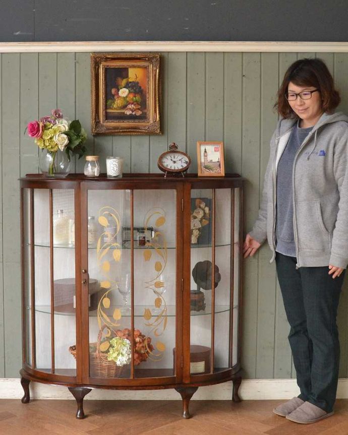 アンティークのキャビネット　アンティーク家具　美しいガラス扉のアンティーク家具、チューリップ模様のガラスキャビネット（飾り棚）。どこからでも中が見える半月型のキャビネット半月型をしたハーフムーンのキャビネットは、グルっと180度、どの場所からも中が美しく見える人気のキャビネットです。(q-1444-f)