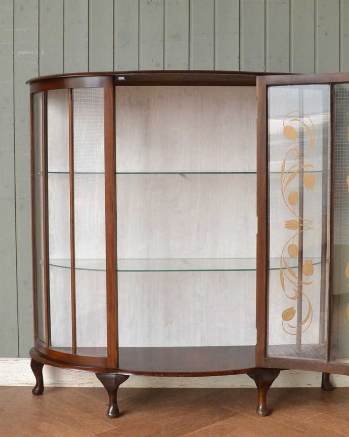 アンティークのキャビネット　アンティーク家具　美しいガラス扉のアンティーク家具、チューリップ模様のガラスキャビネット（飾り棚）。扉を開けて中を見てみると…職人がキレイに修復して、背板も新しい生地に張替えました。(q-1444-f)