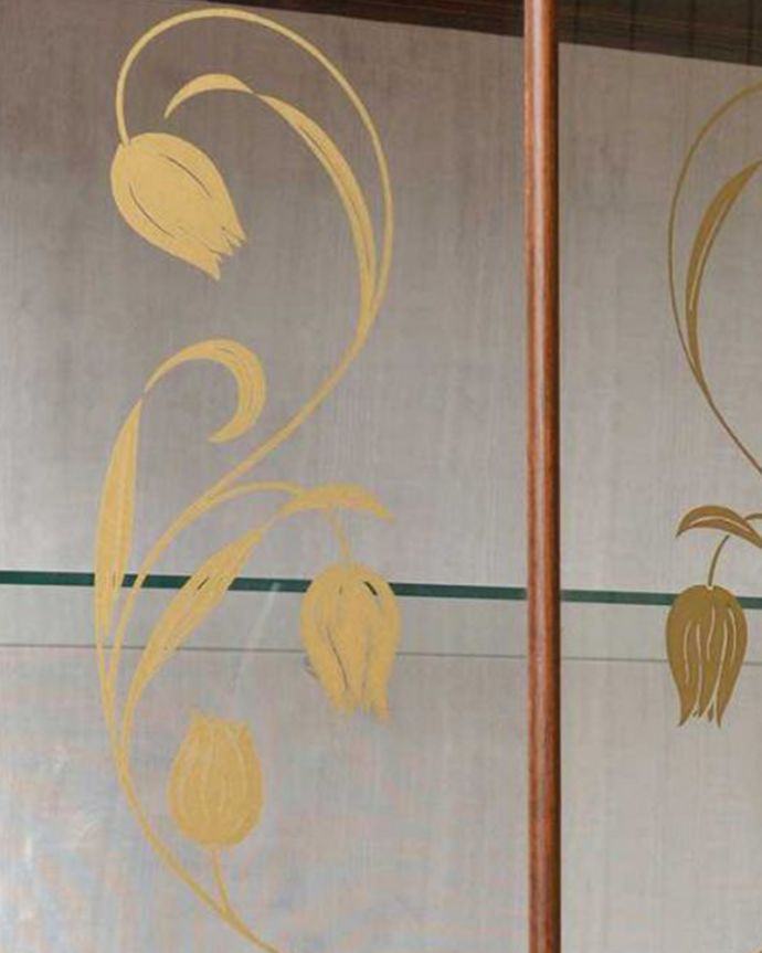 アンティークのキャビネット　アンティーク家具　美しいガラス扉のアンティーク家具、チューリップ模様のガラスキャビネット（飾り棚）。アンティークらしい装飾が魅力やっぱりアンティークらしいデザインが魅力。(q-1444-f)