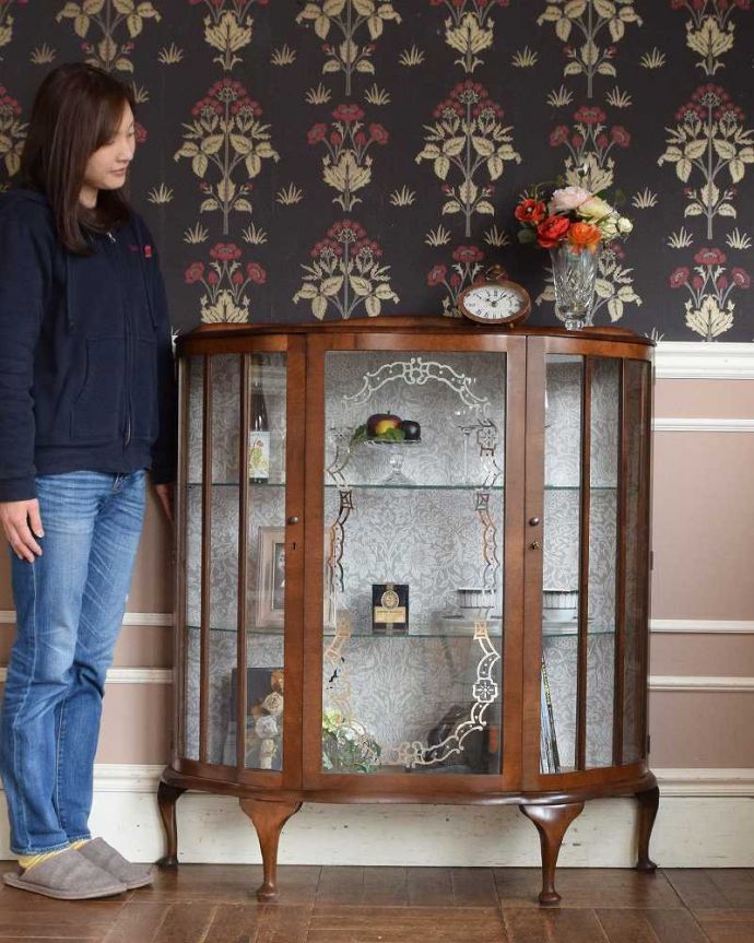 アンティークのキャビネット　アンティーク家具　美しいガラス扉のアンティーク家具、英国輸入のガラスキャビネット（飾り棚） 。キラキラな毎日が過ごせるガラスのキャビネットガラス面に描かれたキラキラの絵が美しいガラスのキャビネット。(q-1445-f)