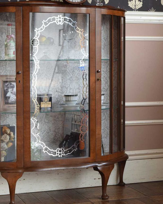 アンティークのキャビネット　アンティーク家具　美しいガラス扉のアンティーク家具、英国輸入のガラスキャビネット（飾り棚） 。ガラスに描かれたキラキラ輝く絵キラキラに輝く絵が描かれたガラス扉越しに中をのぞくと、中に入れたものが全部が宝物に見えてきます。(q-1445-f)