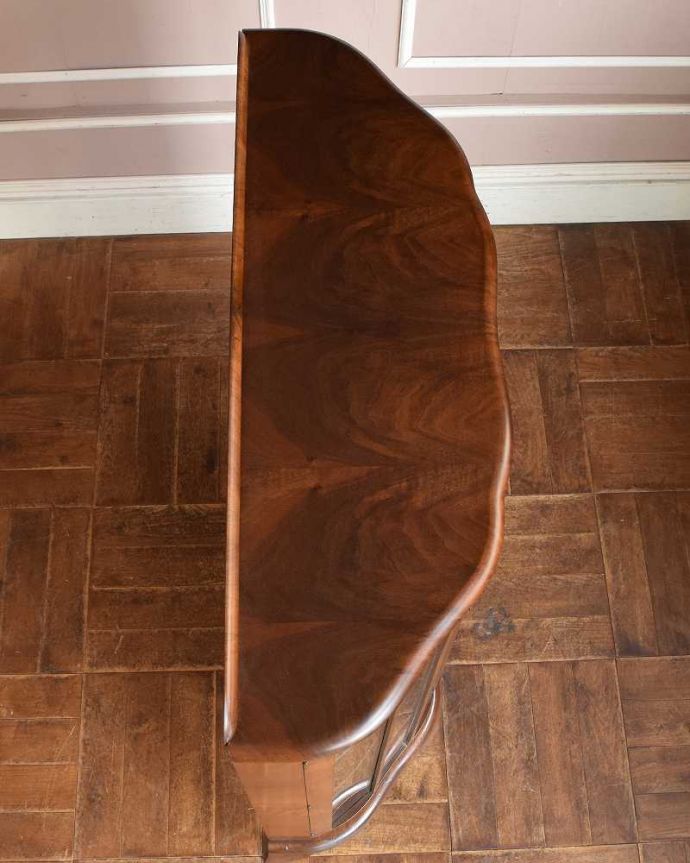 アンティークのキャビネット　アンティーク家具　美しいガラス扉のアンティーク家具、英国輸入のガラスキャビネット（飾り棚） 。こんな形をしたキャビネットです。(q-1445-f)