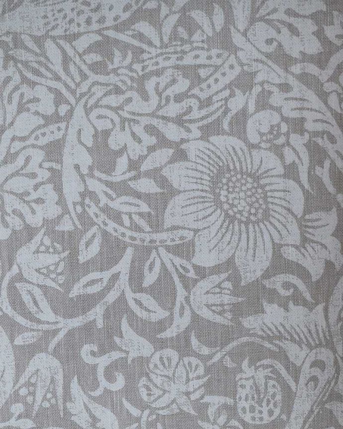 アンティークのキャビネット　アンティーク家具　美しいガラス扉のアンティーク家具、英国輸入のガラスキャビネット（飾り棚） 。新しく貼り替えましたキャビネットに似合う生地を選んで張り替えた背板。(q-1445-f)