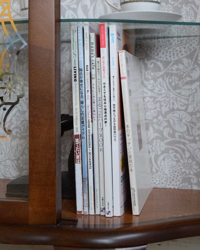 アンティークのキャビネット　アンティーク家具　美しいガラス扉のアンティーク家具、英国輸入のガラスキャビネット（飾り棚） 。扉の中は収納たっぷりA4サイズの雑誌までしっかり収納出来ちゃう大きさ。(q-1445-f)