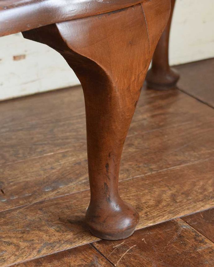 アンティークのキャビネット　アンティーク家具　美しいガラス扉のアンティーク家具、英国輸入のガラスキャビネット（飾り棚） 。女性１人でもラクに運べちゃうヒミツHandleのアンティークは、脚の裏にフェルトキーパーをお付けしているので、床を滑らせれば女性でも移動がカンタンに出来ます！。(q-1445-f)