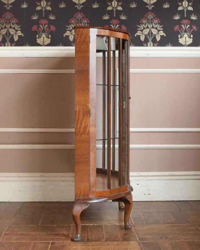 アンティークのキャビネット　アンティーク家具　美しいガラス扉のアンティーク家具、英国輸入のガラスキャビネット（飾り棚） 。サイドからもたっぷりの光背板の部分以外は全てガラス。(q-1445-f)