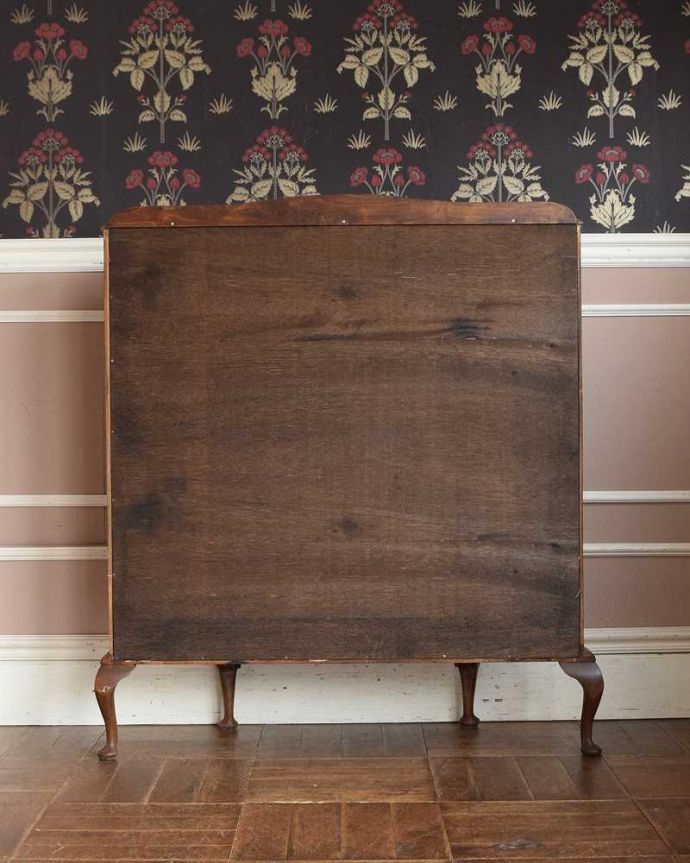 アンティークのキャビネット　アンティーク家具　美しいガラス扉のアンティーク家具、英国輸入のガラスキャビネット（飾り棚） 。キレイに修復しました！アンティークは新品ではないので、経年変化によるキズはありますが、専門の職人がキレイにお直しをしているので、後ろ姿もキレイです。(q-1445-f)