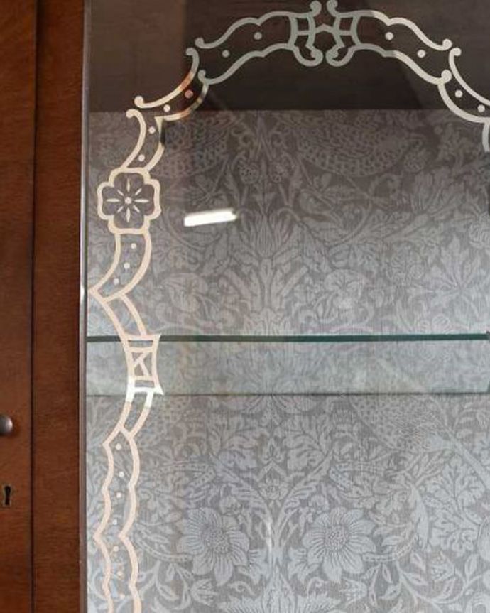 アンティークのキャビネット　アンティーク家具　美しいガラス扉のアンティーク家具、英国輸入のガラスキャビネット（飾り棚） 。キレイに残っていてくれましたガラスに描かれている絵は剥がれているものが多いんだけれど、この子はしっかりキレイに残っていてくれました。(q-1445-f)