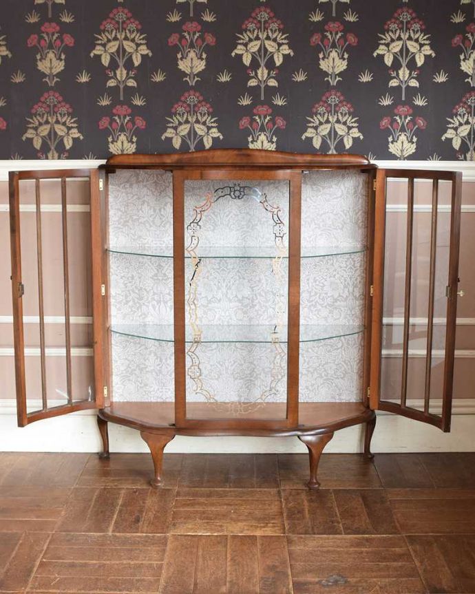 アンティークのキャビネット　アンティーク家具　美しいガラス扉のアンティーク家具、英国輸入のガラスキャビネット（飾り棚） 。扉の中は、しっかりと収納できる棚板重いものもたっぷり収納できる木製の棚板タイプ。(q-1445-f)