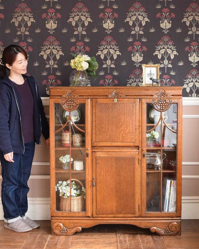 ビューロー　アンティーク家具　イギリスの便利なアンティーク家具、本棚とデスクが一つになったサイドバイサイド。1つで3役こなしちゃう便利な家具パッと見た目はガラスキャビネットなのに、デスク機能も備えたサイドバイサイド。(q-1446-f)