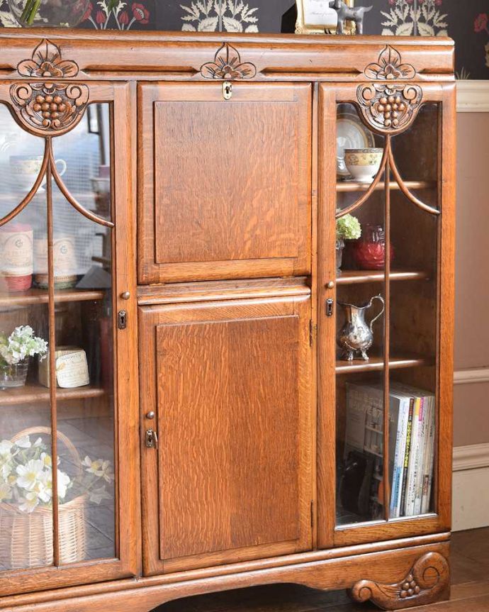 ビューロー　アンティーク家具　イギリスの便利なアンティーク家具、本棚とデスクが一つになったサイドバイサイド。アンティークらしいガラス扉の美しさ見た目はガラス扉のキャビネット。(q-1446-f)