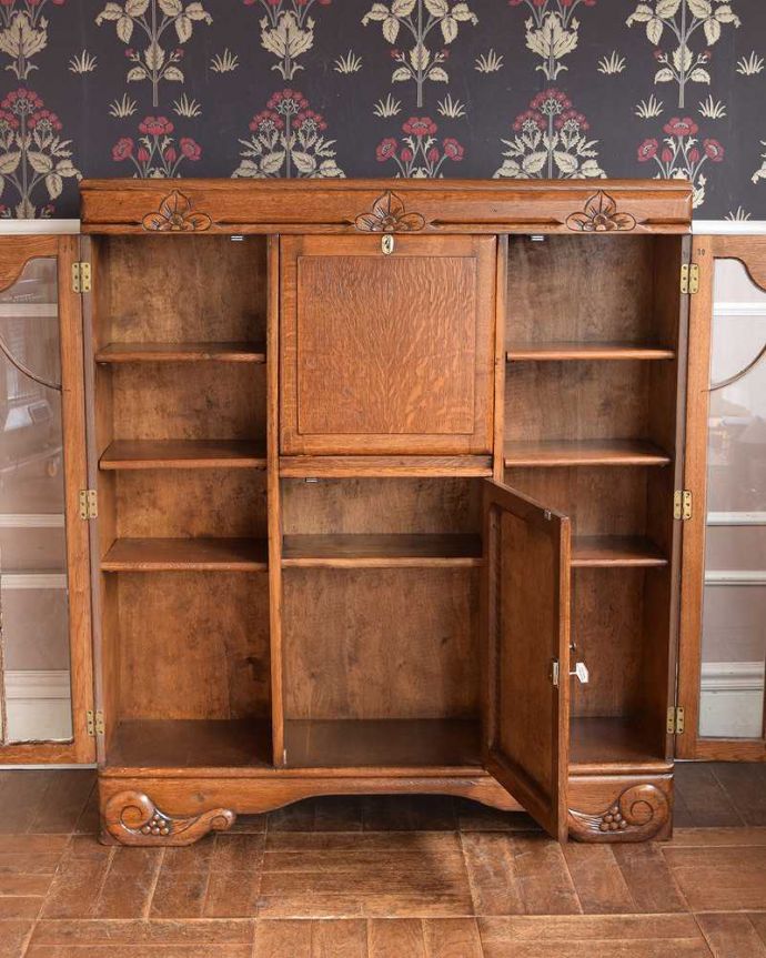 ビューロー　アンティーク家具　イギリスの便利なアンティーク家具、本棚とデスクが一つになったサイドバイサイド。扉を開けてみると･･･専門の職人がしっかり修復したので、扉の中もこんな感じでキレイです。(q-1446-f)